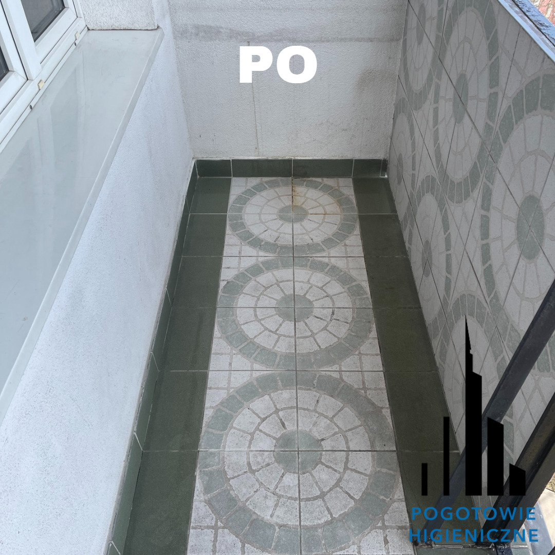 Wnętrze balkonu po czyszczeniu, widoczne jasne płytki podłogowe z motywem koła, ściany w odcieniach bieli i szarości, napis 'PO' w górnej części zdjęcia oraz logo firmy w prawym dolnym rogu.