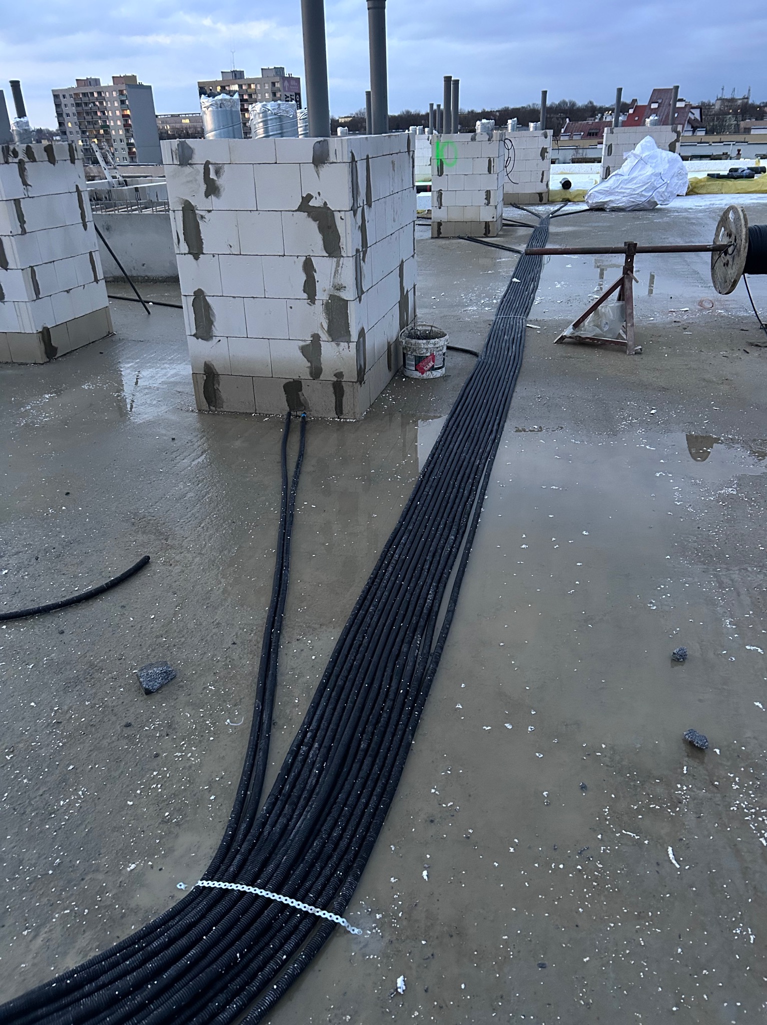 Wykonanie instalacji zasilania i sterowania do wentylatorów dachowych w bloku mieszkalnym