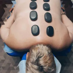 Masaż gorącymi kamieniami. Do masażu użyte tylko kamienie bazaltowe