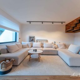 Unikalny design salonu, dopasowany do potrzeb klienta. Ekskluzywny projekt wnętrza autorstwa Anny Berner Paluch, podkreślający charakter przestrzeni.