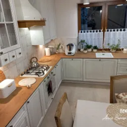 Ekskluzywna aranżacja kuchni, zaprojektowana tak aby spełniać najwyższe standardy estetyki i wygody.