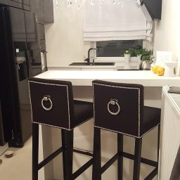 Hokery z kołatką w dowolnej kolorystyce. Krzesła barowe z uchwytem, to praktyczne i efektowne rozwiązanie do Twojej kuchni lub salonu połączonego z jadalnią.