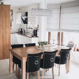 Eleganckie krzesła welurowe w dowolnie wybranej tapicerce. Zmywalne materiały, efektowne dodatki w postaci pinezek i kołatki dodadzą wyjątkowego charakteru i sprawią, że meble świetnie będą pasować w nowoczesnych i stylizowanych aranżacjach wnętrz.