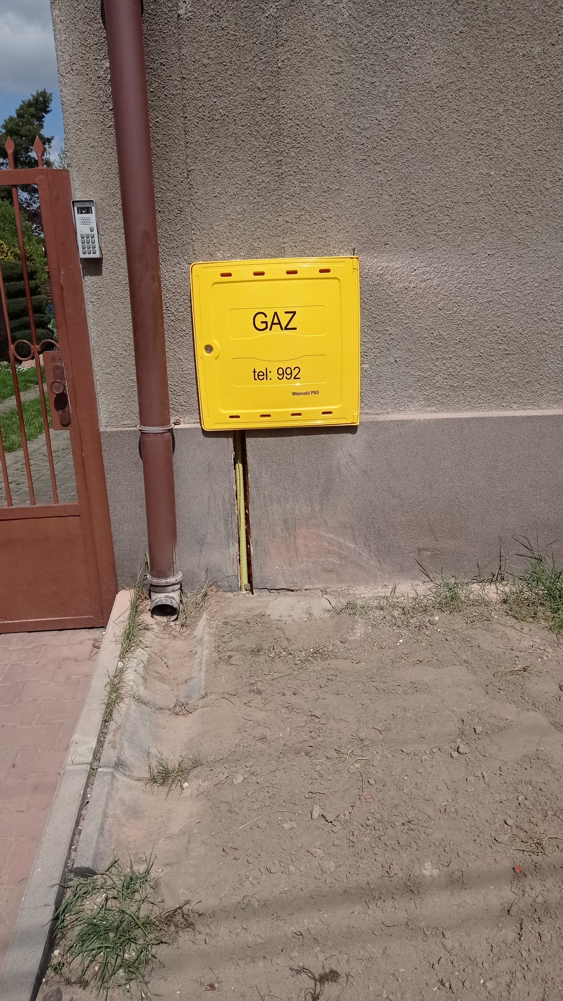 Montaż szafki gazowej w ścianie budynku