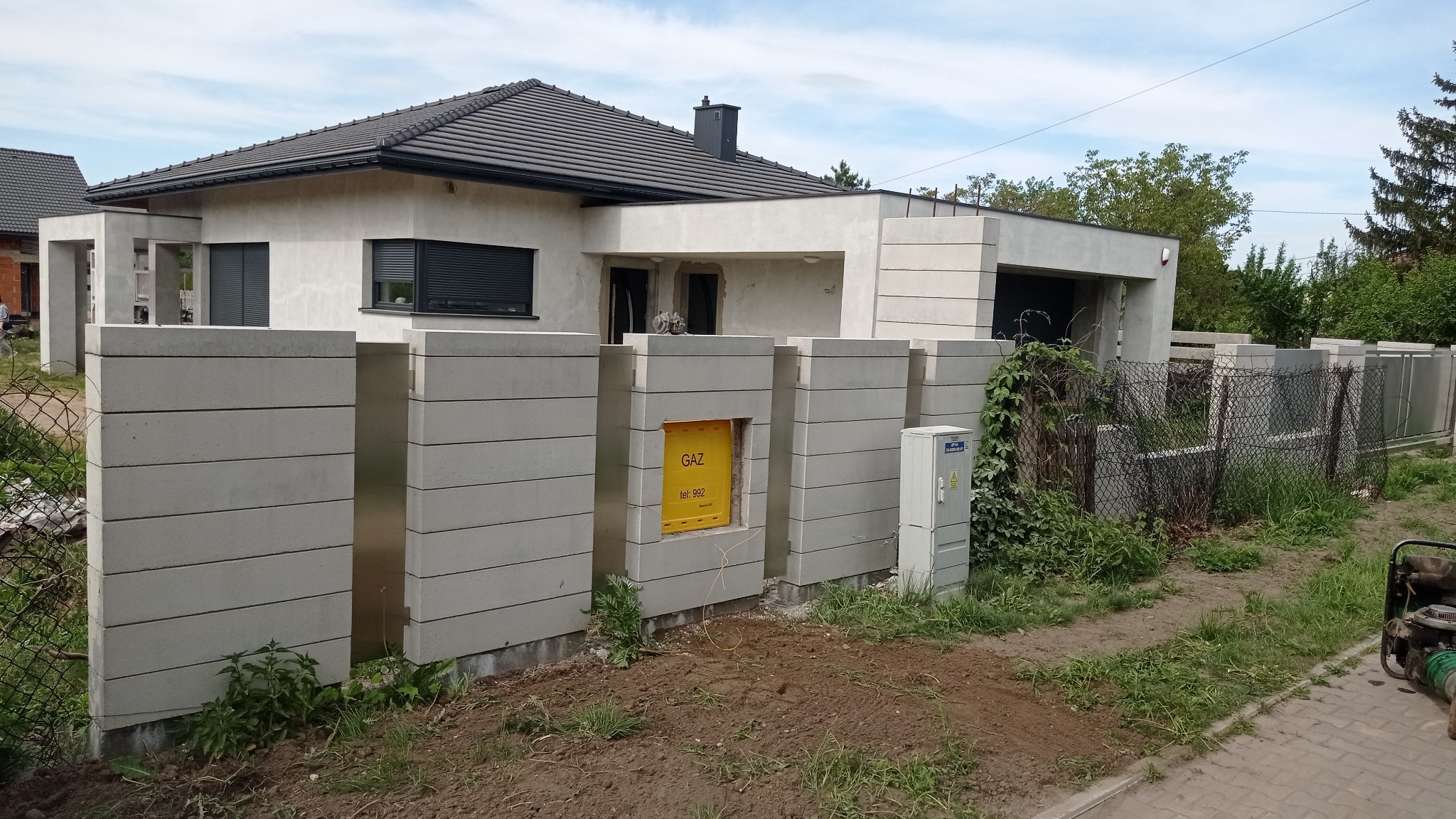 Montaż szafki w ogrodzeniu