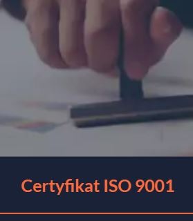 Dłoń przykłada pieczęć do dokumentu z widocznym napisem 'Certyfikat ISO 9001'.