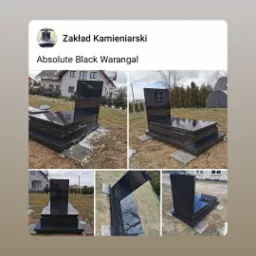 Czarny, błyszczący pomnik z granitu Absolute Black Warangal, prezentowany w kilku ujęciach na zewnątrz, z widocznymi domami w tle.