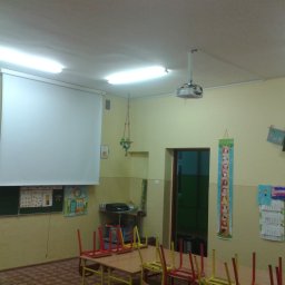 Montaż rzutnika w pomieszczeniu klasowym.