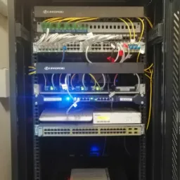 Montaż okablowania strukturalnego oraz sprzętu w szafie rack 42U.