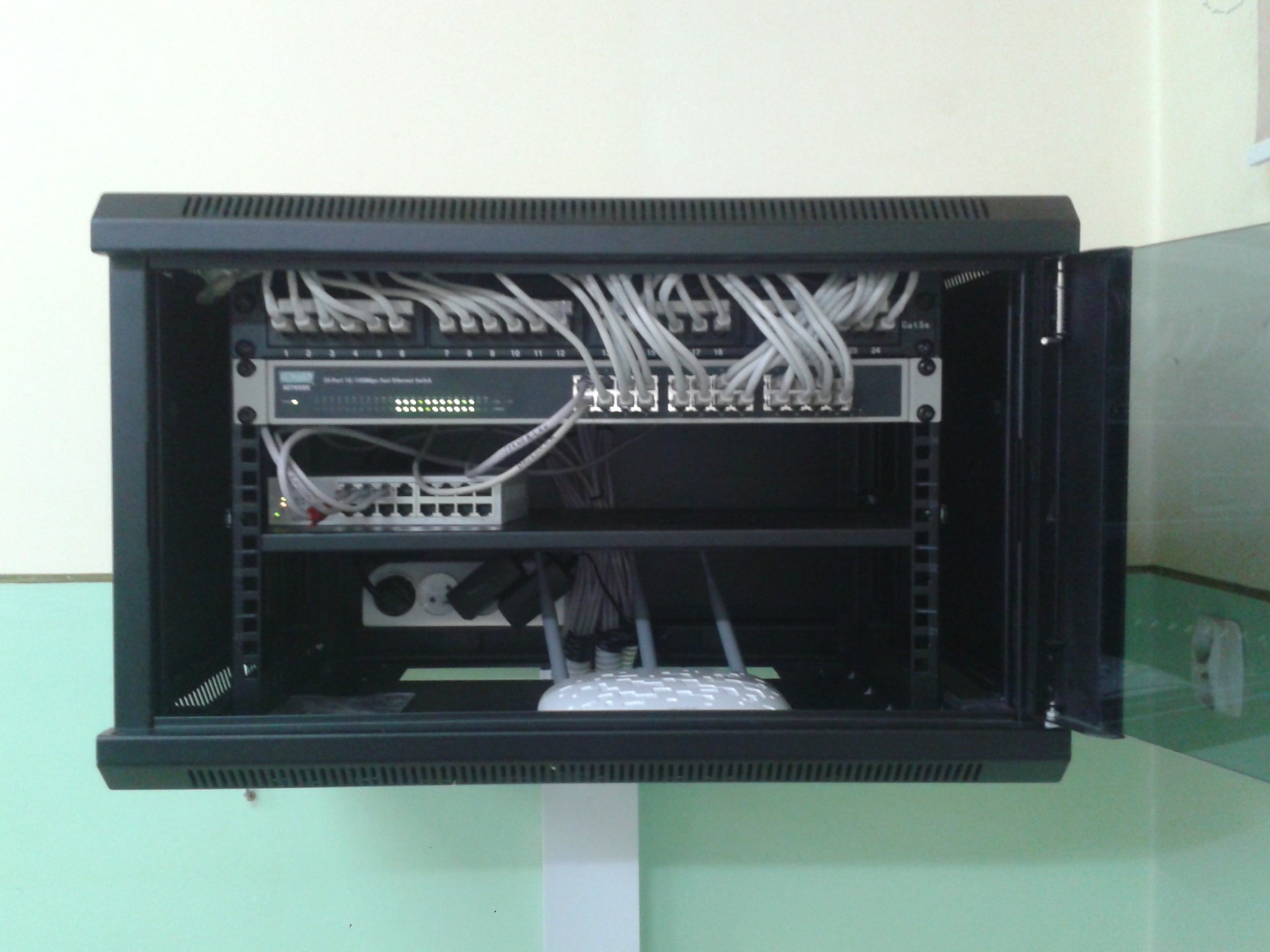 Montaż okablowania strukturalnego.