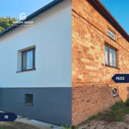 Porównanie elewacji domu przed i po ociepleniu: część ściany z czerwonej cegły, druga część otynkowana na biało z szarym cokołem, widoczne okna.