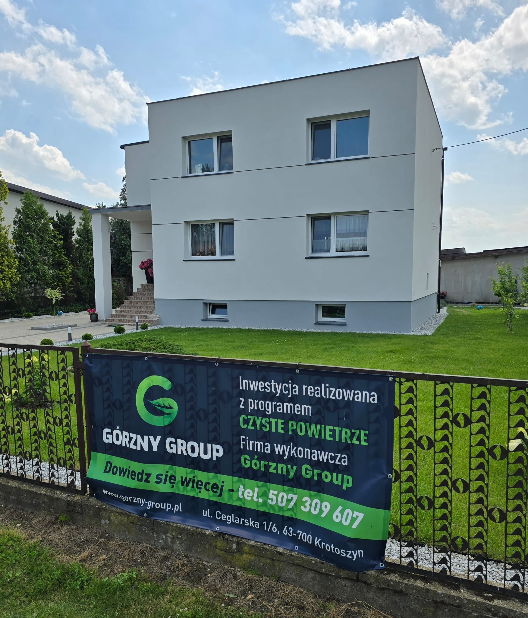 Zakończone ocieplenie domu jednorodzinnego wraz z położeniem tynku.