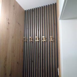 Max furniture - Przedpokój w nowoczesnym stylu z lamelami.
