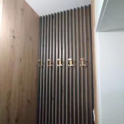 Przedpokój w nowoczesnym stylu z lamelami.