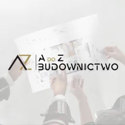 Ręce trzymają plan architektoniczny domu z logo firmy budowlanej A do Z Budownictwo