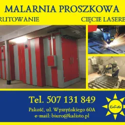 Malarnia proszkowa Kalisto: Kabiny do malowania proszkowego w czerwono-szare pasy, cięcie laserowe metalu z iskrami, piaskowanie metalowych elementów w komorze.