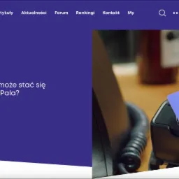 Ekran strony internetowej z artykułem o Affirm Holdings, obok zbliżenie na dłoń wkładającą kartę płatniczą Affirm debit+ do terminala płatniczego.