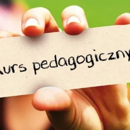 Dłoń trzymająca kartkę z napisem 'Kurs pedagogiczny' na rozmytym zielonym tle.