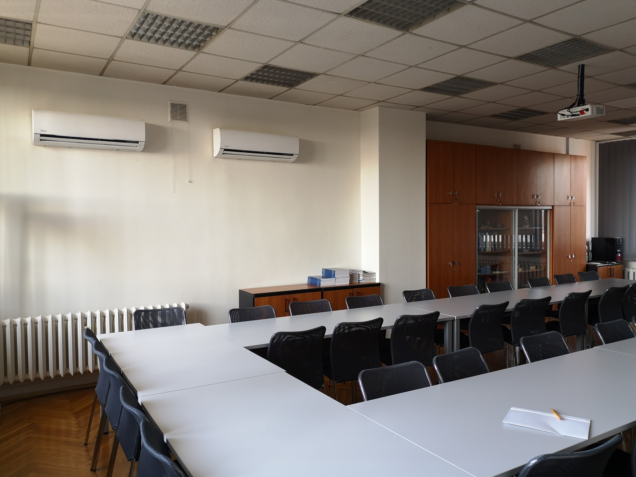 Montaż klimatyzatorów Midea w sali wykładowej na Uniwersytecie Medycznym we Wrocławiu