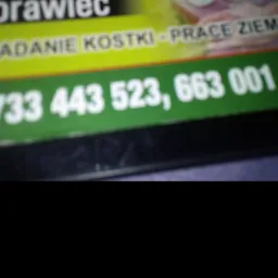 Fragment ulotki reklamowej z numerem telefonu i napisem 'Układanie kostki - prace ziemne' na zielonym tle.