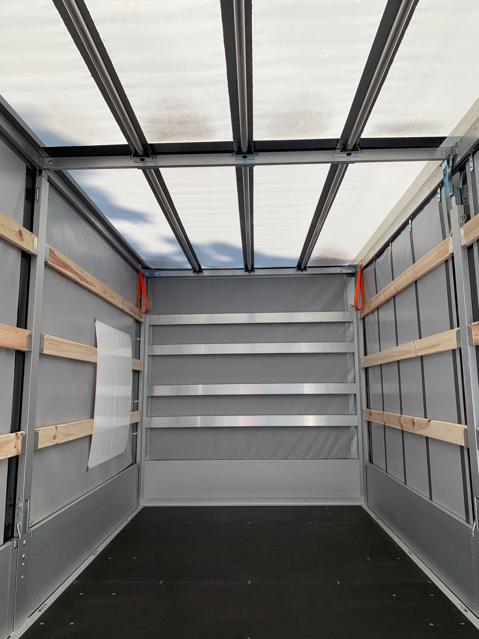 Przestrzeń ładunkowa do 10 europalet.