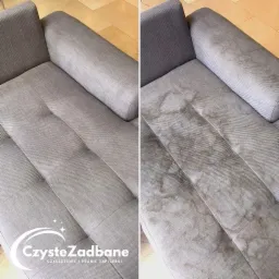 Szara sofa przed i po czyszczeniu tapicerki, widoczne wyraźne różnice w czystości materiału, jasne tło.