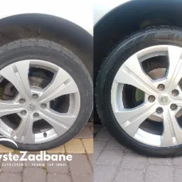 Porównanie: Koło Renault przed i po umyciu. Po lewej zabrudzone, po prawej czyste, z błyszczącą oponą Firestone.