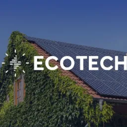 Dom z panelami słonecznymi na dachu, częściowo porośnięty bluszczem, z logo 'ECOTECH' nałożonym na obraz.