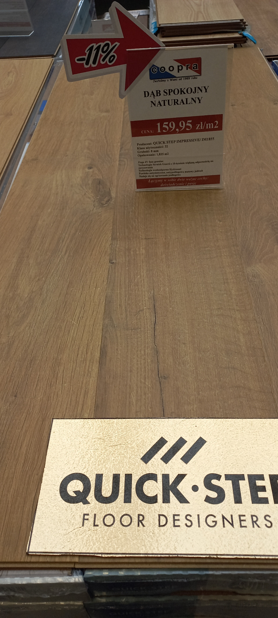 Próbka paneli podłogowych Quick-Step dąb spokojny naturalny z widoczną ceną promocyjną -11% i informacjami o producencie oraz parametrach technicznych.
