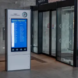 Infokiosk kolejowy IPI6 PKP PLK producenta DYSTEN