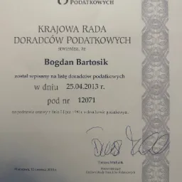 Skan dokumentu potwierdzającego wpis na listę doradców podatkowych, wydany przez Krajową Radę Doradców Podatkowych dla Bogdana Bartosika w 2013 roku, z ozdobnym obramowaniem i podpisem Tomasza...