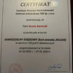 Skan certyfikatu ukończenia kursu 'Samodzielny Księgowy' dla Pani Beaty Bartosik, wydany przez Fundację Rozwoju Rachunkowości, z datą 7 stycznia 2023 roku, podpisany przez Dyrektora Generalnego.