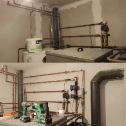 Dwa ujęcia kotłowni w trakcie prac: na górnym zdjęciu widoczny zbiornik na wodę z puszką farby Śnieżka EKO na wierzchu, na dolnym widać narzędzia - wiertarki Hikoki, kubek z kawą i kable...