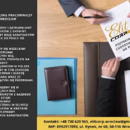 Dwie osoby przy biurku przeglądają dokument z logo firmy rekrutacyjnej 'Elit Corp' zajmującej się pozyskiwaniem obcokrajowców do pracy. Na biurku leży notatnik i teczka.