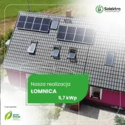 Instalacja paneli słonecznych na dachu domu jednorodzinnego w Łomnicy, z logo firmy Solektro i informacją o mocy 5,7 kWp, widok z góry.