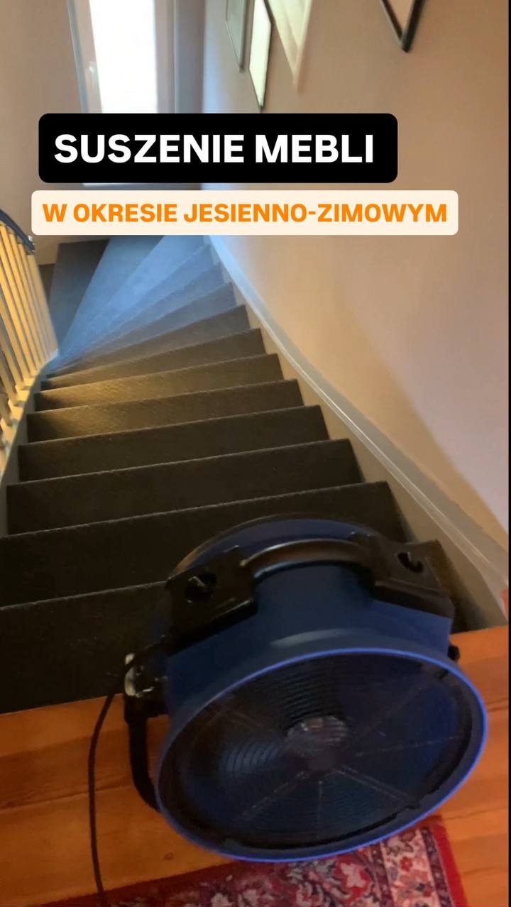 Suszarka do dywanów na schodach z wykładziną, po praniu. Widok z góry, oświetlenie mieszane. Tekst: Suszenie mebli w okresie jesienno-zimowym.
