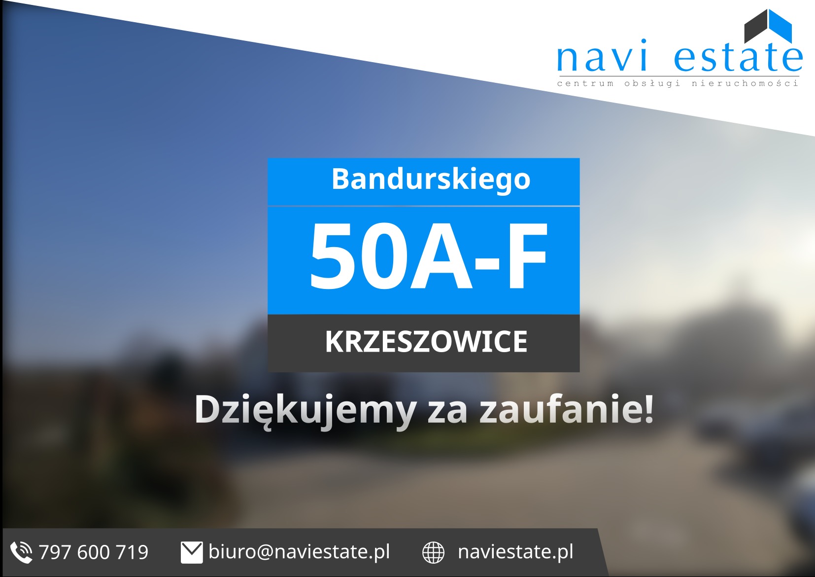 Szyld z adresem Bandurskiego 50A-F w Krzeszowicach, logo Navi Estate w prawym górnym rogu, kontakt telefoniczny i mailowy na dole, napis 'Dziękujemy za zaufanie!' na rozmytym tle zabudowań.