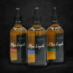 Trzy butelki z brązowego szkła z roztworem Lugola o różnym stężeniu (12%, 5%, 19%) na czarnym teksturowanym tle, prezentacja produktu.