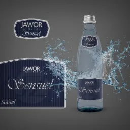 Butelka wody mineralnej Jawor Sensuel z elementami etykiety prezentowana z efektem rozpryskującej się wody na szarym tle.