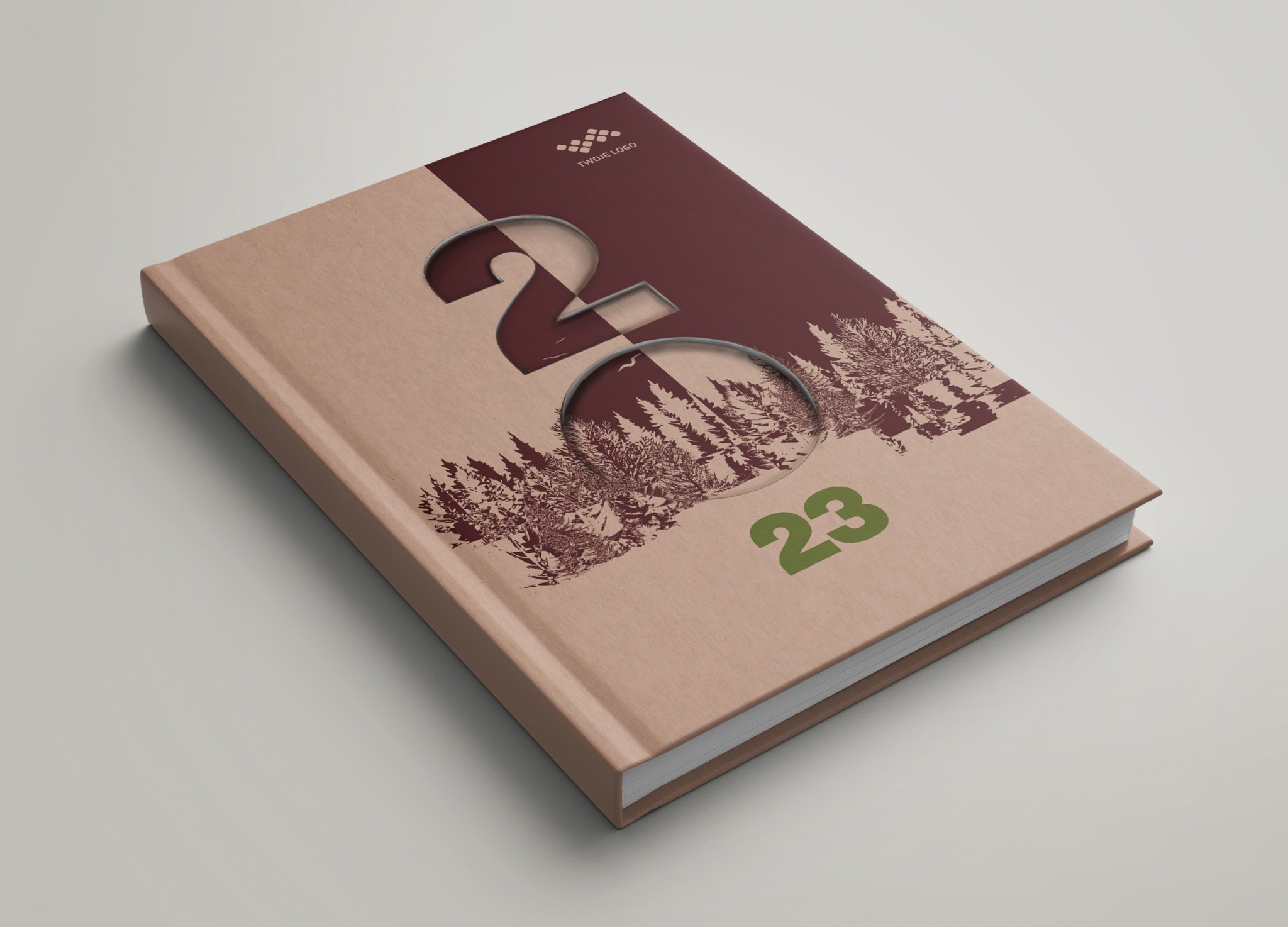 Projekt okładki książki z wyciętymi numerami '2023', ilustracją lasu i logotypem firmy w rogu.