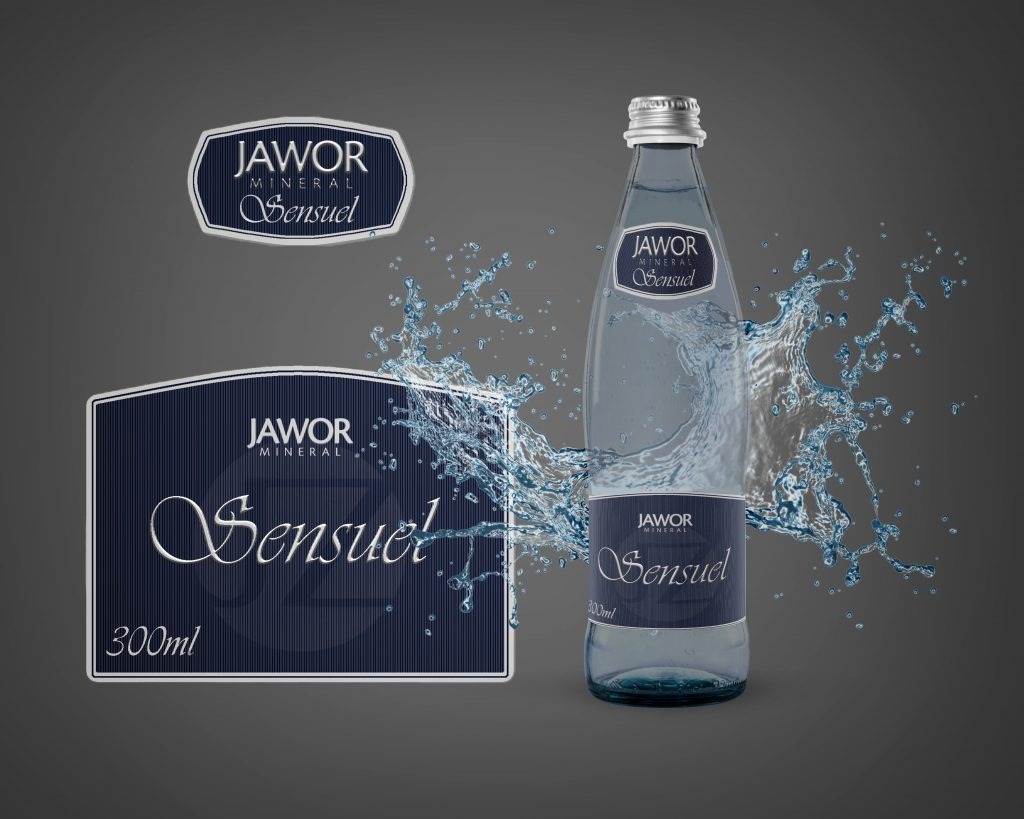 Butelka wody mineralnej Jawor Sensuel z elementami etykiety prezentowana z efektem rozpryskującej się wody na szarym tle.