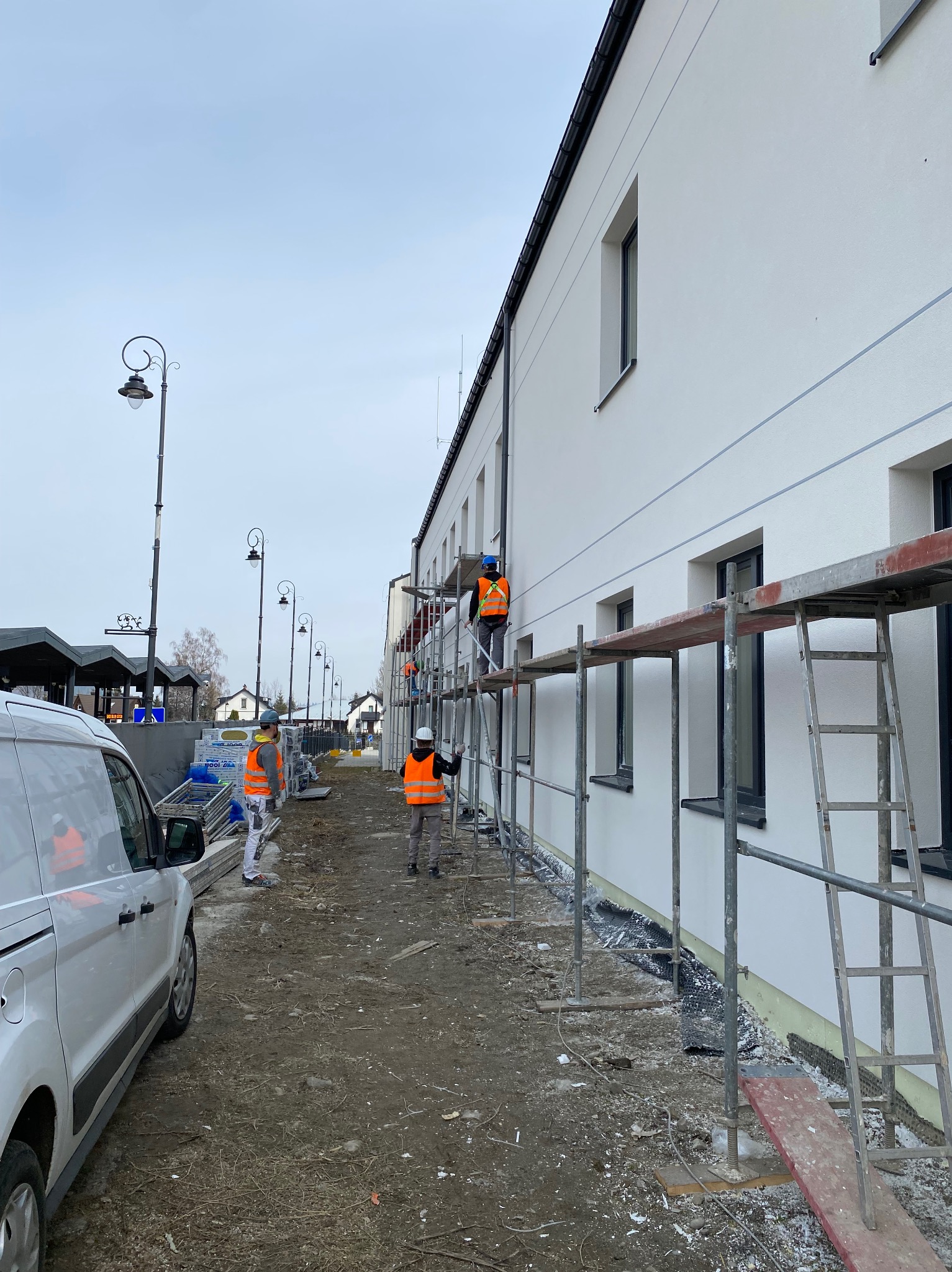 Aktualnie wykonywana elewacja budynku PKP w Zakopanem.