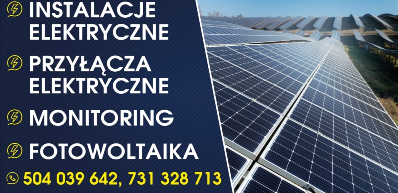 Baner reklamowy z informacją o instalacjach elektrycznych, przyłączach, monitoringu i fotowoltaice oraz numerami telefonów na tle zainstalowanych paneli słonecznych na wzgórzu.