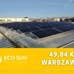 Instalacja paneli słonecznych Longi Solar 445WP na płaskim dachu budynku w Warszawie, z widocznymi przewodami elektrycznymi i falownikiem Huawei SUN2000.
