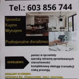 Ulotka agencji nieruchomości KM Kwadrat z numerem telefonu, adresem email i logo, prezentująca wnętrze mieszkania oraz model domu trzymany w dłoni