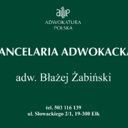 Grafika z danymi kontaktowymi Kancelarii Adwokackiej Błażeja Żabińskiego w Ełku, z logo Adwokatury Polskiej na ciemnozielonym tle.