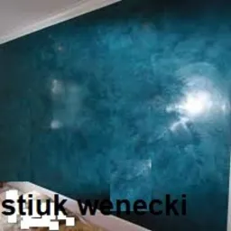 Ściana pokryta dekoracyjnym tynkiem weneckim w odcieniach turkusu i błękitu, z widoczną fakturą i połyskiem.