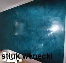 Ściana pokryta dekoracyjnym tynkiem weneckim w odcieniach turkusu i błękitu, z widoczną fakturą i połyskiem.