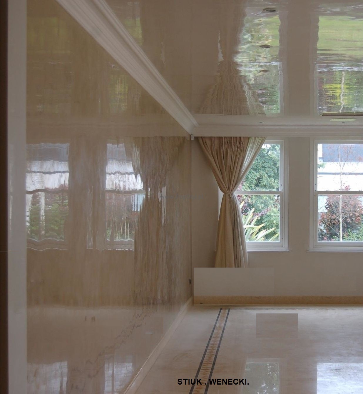 Wnętrze pokoju wykończonego w stylu weneckim, z błyszczącymi ścianami i sufitem, widoczne okna z zasłonami i marmurowa podłoga z dekoracyjnym pasem.