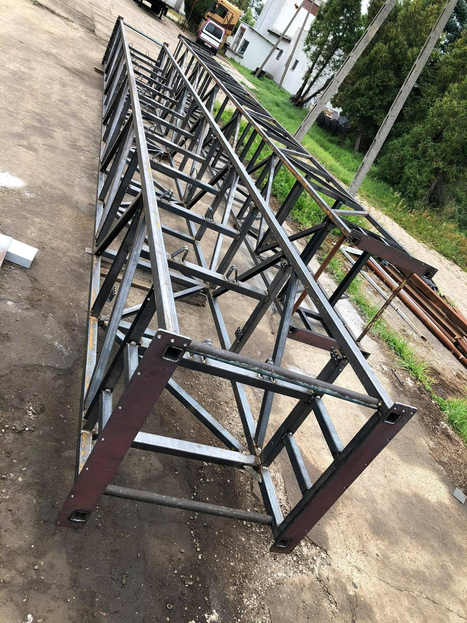 Metalowa konstrukcja szkieletowa hali, spawana, leżąca na zewnątrz, widoczne spawy i elementy montażowe.